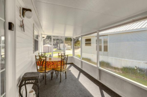 Lakeland Cottage with Pool Access and Screened Porch!